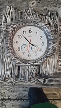 Часы "Леший" (массив сосны) цвет бело-черный